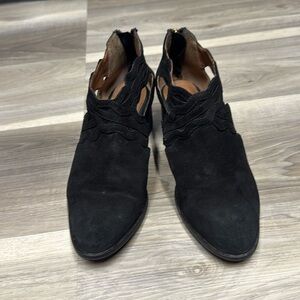 Seyohelles black healed booties size 6.5